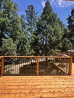 The Cozy Cabin - 2-level Home With Spacious Yard 4 Bedroom Home