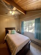 The Cozy Cabin - 2-level Home With Spacious Yard 4 Bedroom Home