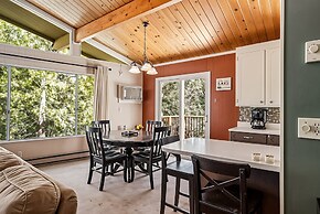 The Cozy Cabin - 2-level Home With Spacious Yard 4 Bedroom Home