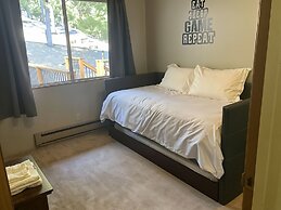 The Cozy Cabin - 2-level Home With Spacious Yard 4 Bedroom Home