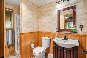 The Cozy Cabin - 2-level Home With Spacious Yard 4 Bedroom Home
