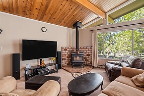 The Cozy Cabin - 2-level Home With Spacious Yard 4 Bedroom Home