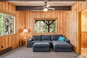 The Cozy Cabin - 2-level Home With Spacious Yard 4 Bedroom Home