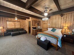 The Cozy Cabin - 2-level Home With Spacious Yard 4 Bedroom Home