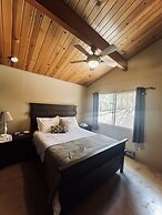 The Cozy Cabin - 2-level Home With Spacious Yard 4 Bedroom Home