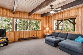 The Cozy Cabin - 2-level Home With Spacious Yard 4 Bedroom Home