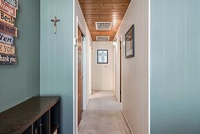 The Cozy Cabin - 2-level Home With Spacious Yard 4 Bedroom Home