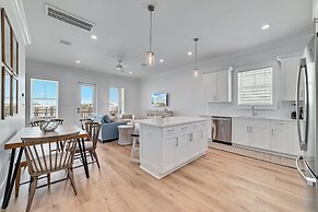 Beautiful 4 Bed, 4 Bath Home, Next to Pool & Beach