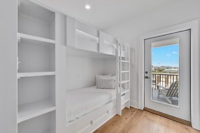 Beautiful 4 Bed, 4 Bath Home, Next to Pool & Beach