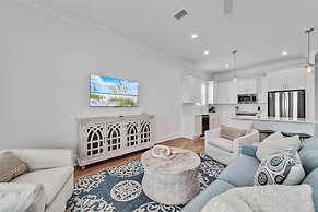 Beautiful 4 Bed, 4 Bath Home, Next to Pool & Beach