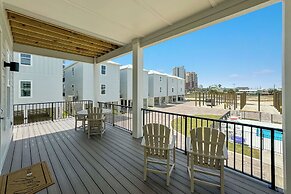 Beautiful 4 Bed, 4 Bath Home, Next to Pool & Beach