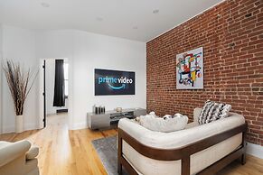 Downtown Luxe - Parking, Metro, King Bed, Sleeps 6