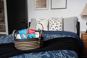 Downtown Luxe - Parking, Metro, King Bed, Sleeps 6