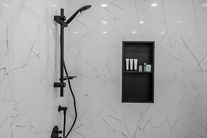 Downtown Luxe - Parking, Metro, King Bed, Sleeps 6