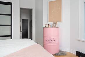 Downtown Luxe - Parking, Metro, King Bed, Sleeps 6