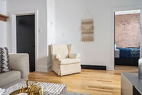 Downtown Luxe - Parking, Metro, King Bed, Sleeps 6