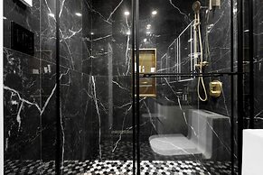 Downtown Luxe - Parking, Metro, King Bed, Sleeps 6