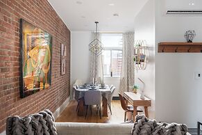 Downtown Luxe - Parking, Metro, King Bed, Sleeps 6