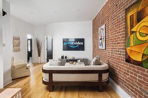Downtown Luxe - Parking, Metro, King Bed, Sleeps 6