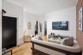 Downtown Luxe - Parking, Metro, King Bed, Sleeps 6