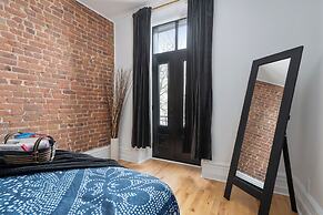 Downtown Luxe - Parking, Metro, King Bed, Sleeps 6