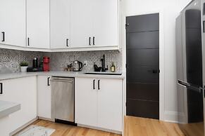 Downtown Luxe - Parking, Metro, King Bed, Sleeps 6