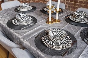 Downtown Luxe - Parking, Metro, King Bed, Sleeps 6