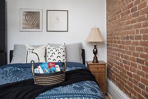 Downtown Luxe - Parking, Metro, King Bed, Sleeps 6