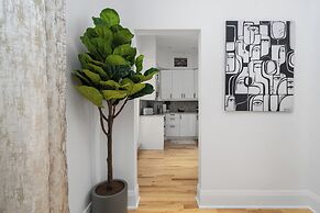 Downtown Luxe - Parking, Metro, King Bed, Sleeps 6