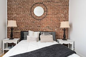 Downtown Luxe - Parking, Metro, King Bed, Sleeps 6