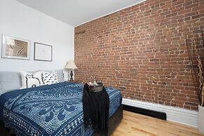 Downtown Luxe - Parking, Metro, King Bed, Sleeps 6