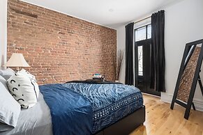 Downtown Luxe - Parking, Metro, King Bed, Sleeps 6