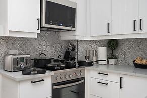 Downtown Luxe - Parking, Metro, King Bed, Sleeps 6