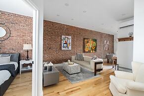 Downtown Luxe - Parking, Metro, King Bed, Sleeps 6