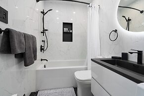 Downtown Luxe - Parking, Metro, King Bed, Sleeps 6