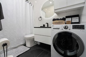 Downtown Luxe - Parking, Metro, King Bed, Sleeps 6