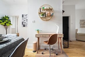 Downtown Luxe - Parking, Metro, King Bed, Sleeps 6