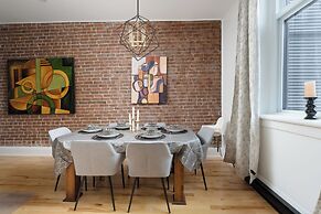 Downtown Luxe - Parking, Metro, King Bed, Sleeps 6