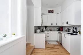 Downtown Luxe - Parking, Metro, King Bed, Sleeps 6