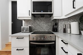 Downtown Luxe - Parking, Metro, King Bed, Sleeps 6