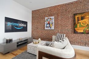 Downtown Luxe - Parking, Metro, King Bed, Sleeps 6