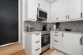 Downtown Luxe - Parking, Metro, King Bed, Sleeps 6