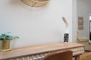 Downtown Luxe - Parking, Metro, King Bed, Sleeps 6