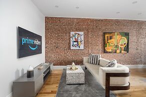 Downtown Luxe - Parking, Metro, King Bed, Sleeps 6