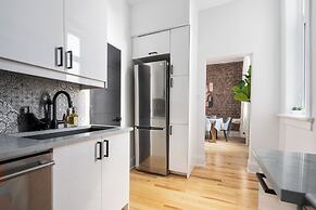 Downtown Luxe - Parking, Metro, King Bed, Sleeps 6