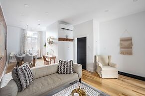 Downtown Luxe - Parking, Metro, King Bed, Sleeps 6