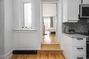 Downtown Luxe - Parking, Metro, King Bed, Sleeps 6