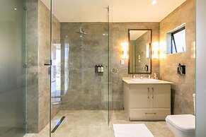 Bali and Eva Midlands