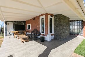 Bali and Eva Midlands