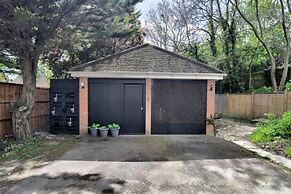 Cozy Guest Lodge With a Large Secluded Garden